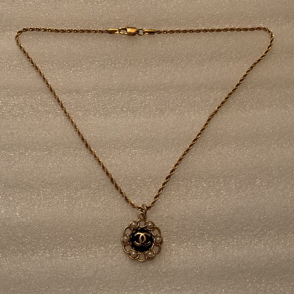 CHANEL Pearl CC Pendant Necklace Black Enamel Gold Tone Vintage Classic Rare - Picture 4 of 4